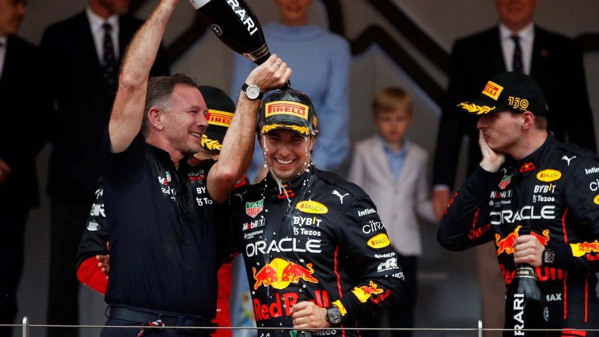 Christian Horner vierte champán sobre Sergio Pérez en el podio de una carrera de Fórmula 1 con Red Bull Racing