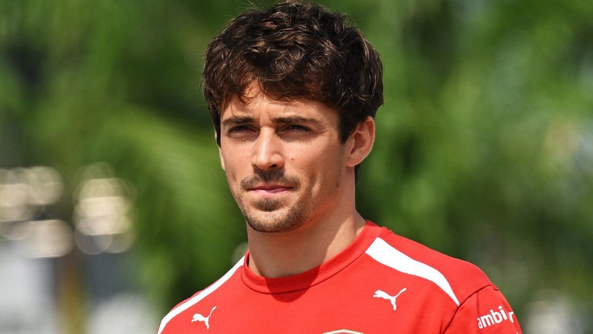 Charles Leclerc con el overol de Ferrari en el paddock previo al Gran Premio de Malasia 2026