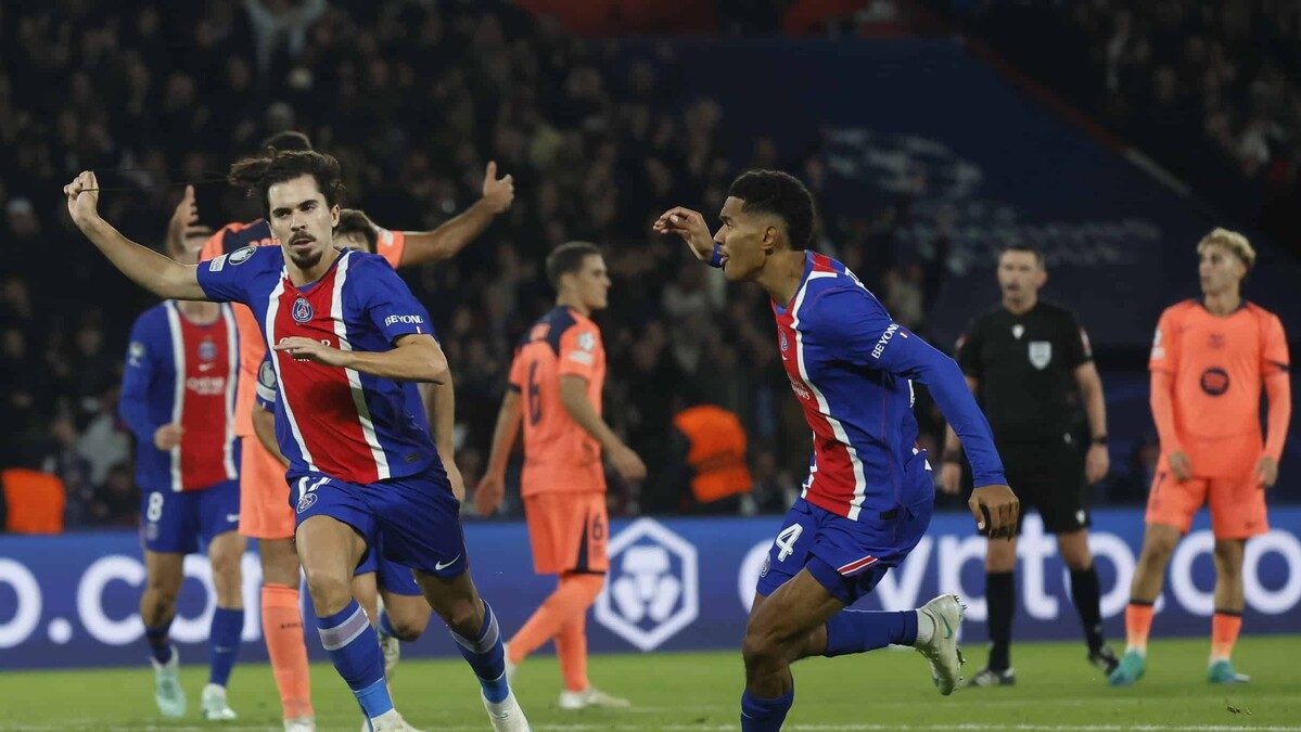 Jugadores del PSG celebrando el gol que amplió la ventaja ante el Barcelona en el Parque de los Príncipes