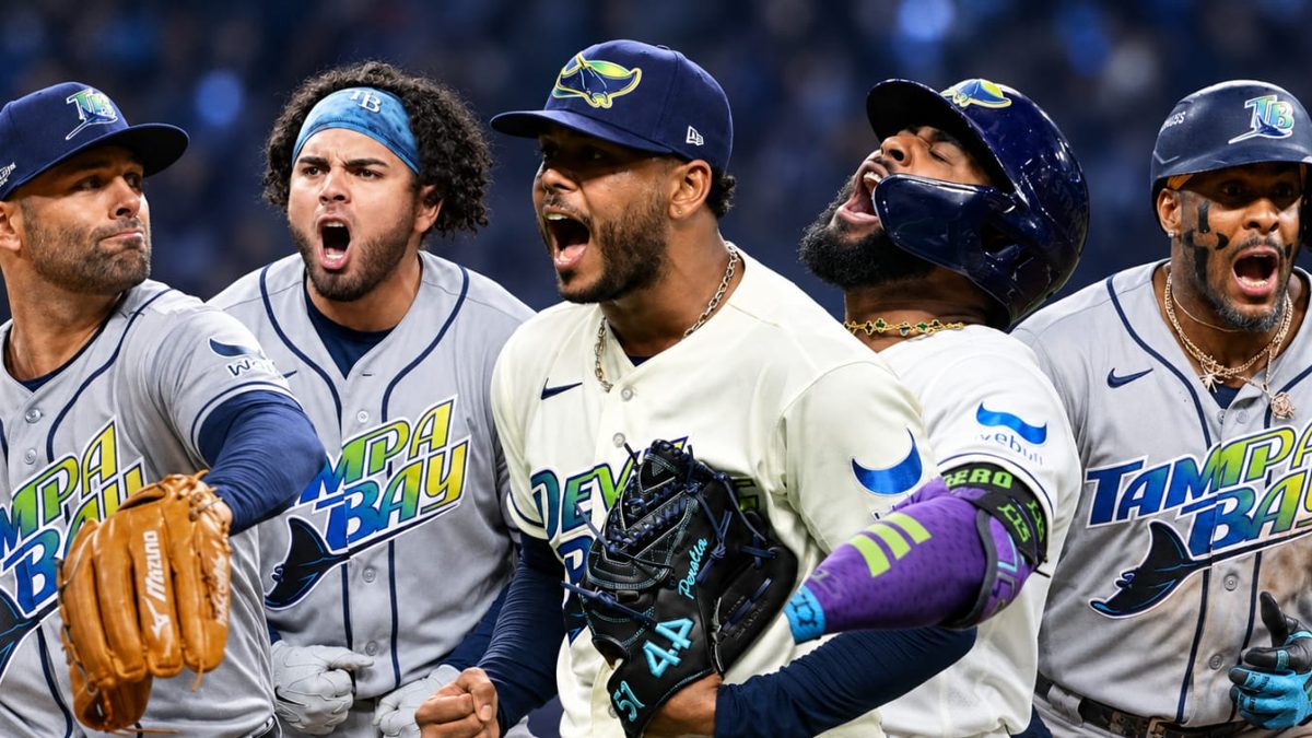 Freddy Peralta y Junior Caminero celebran con los Rays de Tampa Bay el pase a la Serie Mundial 2026 en el Tropicana Field