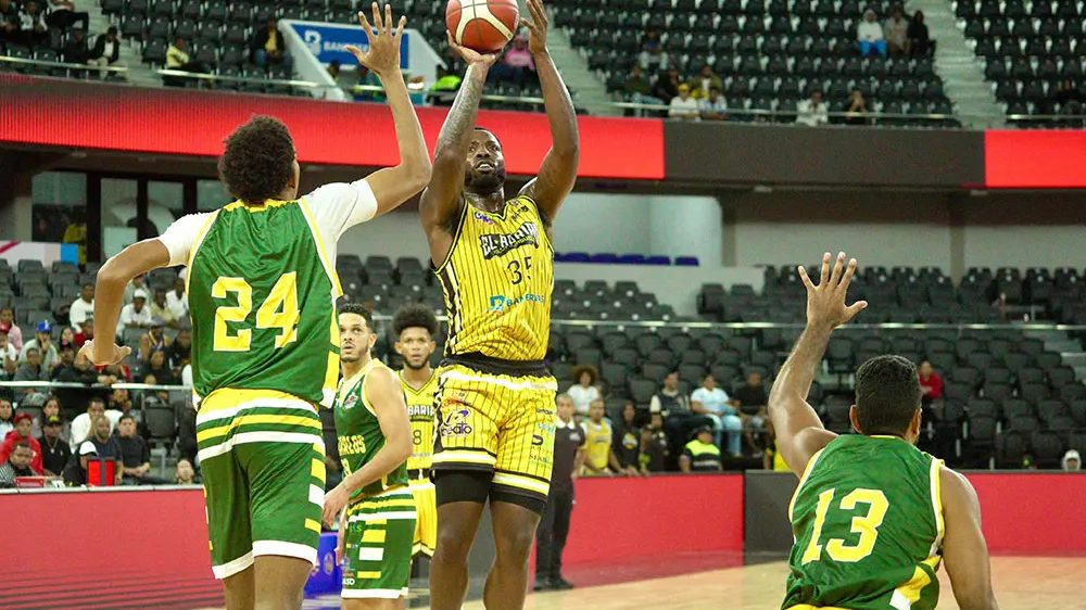 Partido de baloncesto entre Rafael Barías y San Carlos en el Torneo de Baloncesto Superior