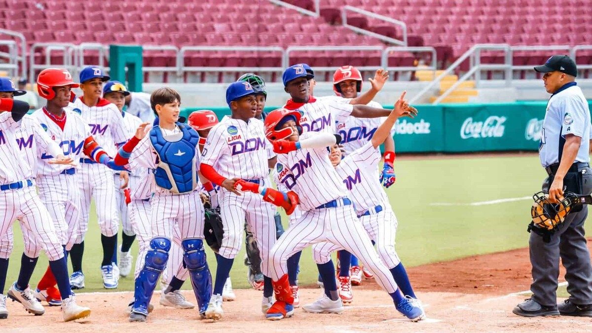 Jugadores de la selección dominicana de béisbol Sub-15 celebrando la medalla de plata en el Mundial 2026