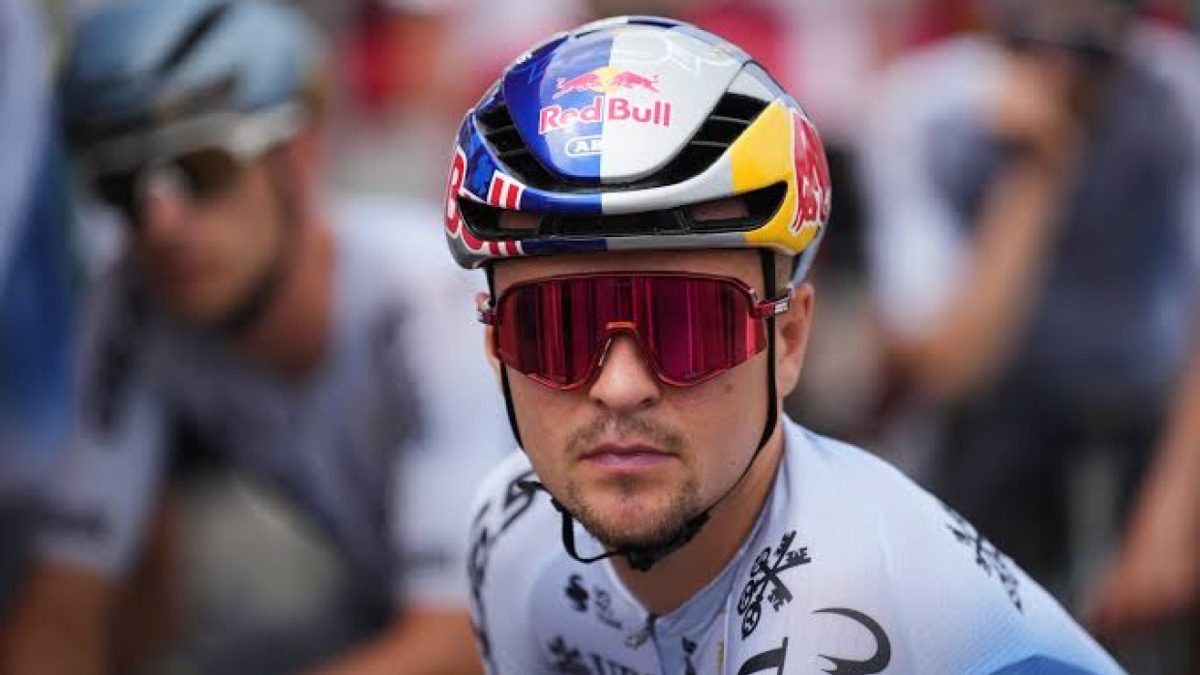 Tom Pidcock en acción durante una carrera de ciclismo de ruta en la temporada 2026