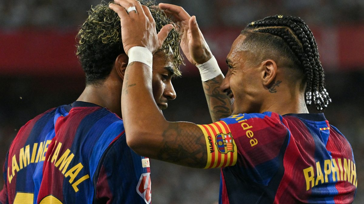 Raphinha celebra su hat-trick con el Barcelona tras la victoria 3-1 ante el Sevilla en LaLiga