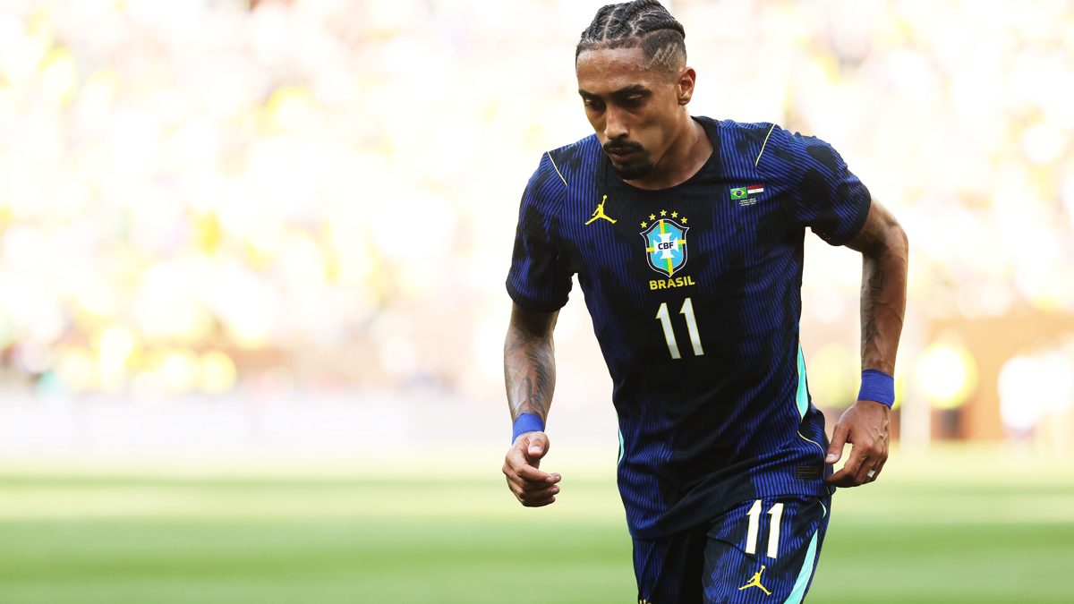 Raphinha sale del campo tocándose el muslo derecho durante el partido entre Brasil y Australia