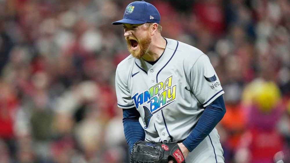 Drew Rasmussen lanzando para los Tampa Bay Rays en el Juego 5 de la ALCS ante los Guardianes de Cleveland