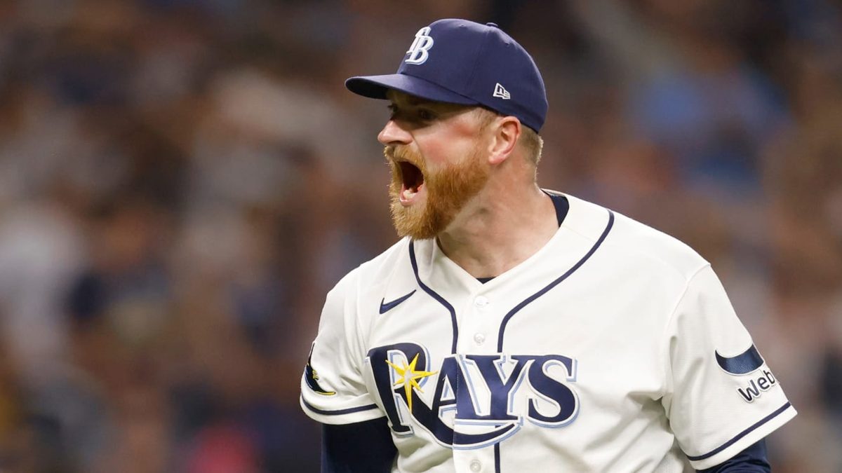 Drew Rasmussen lanzando en el Tropicana Field ante los Yankees en el Juego 1 de la Serie Divisional