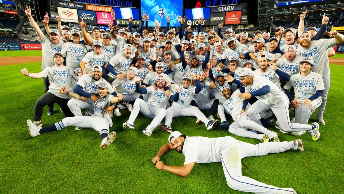 Jugadores de los Tampa Bay Rays celebrando el barrido ante los Yankees en el camerino del Yankee Stadium