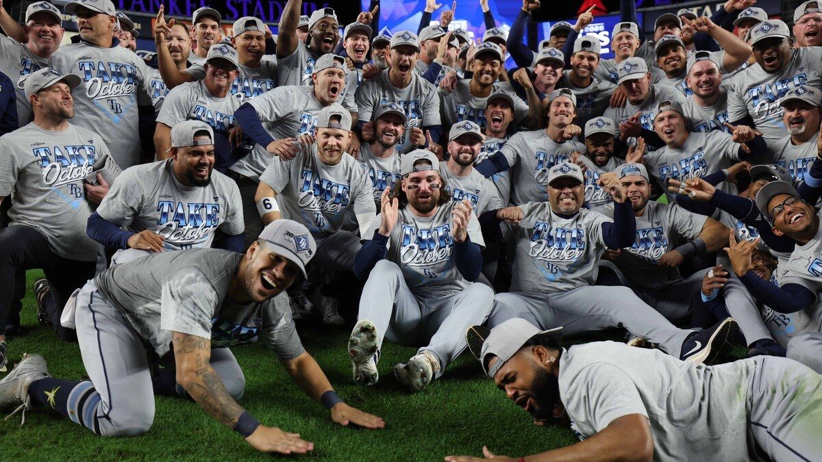 Victor Mesa Jr. celebra su jonrón decisivo con los Tampa Bay Rays en el Yankee Stadium durante el juego 3 de la Serie Divisional