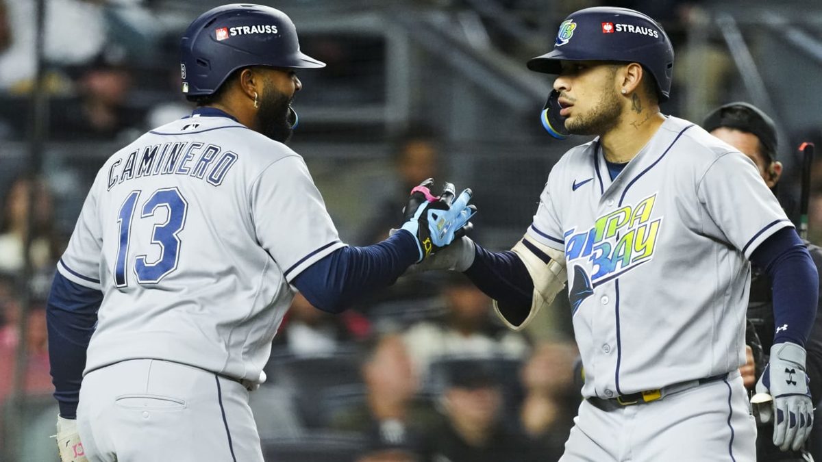 Jugadores de los Tampa Bay Rays celebrando la barrida sobre los Yankees en el Yankee Stadium durante la SDLA 2026