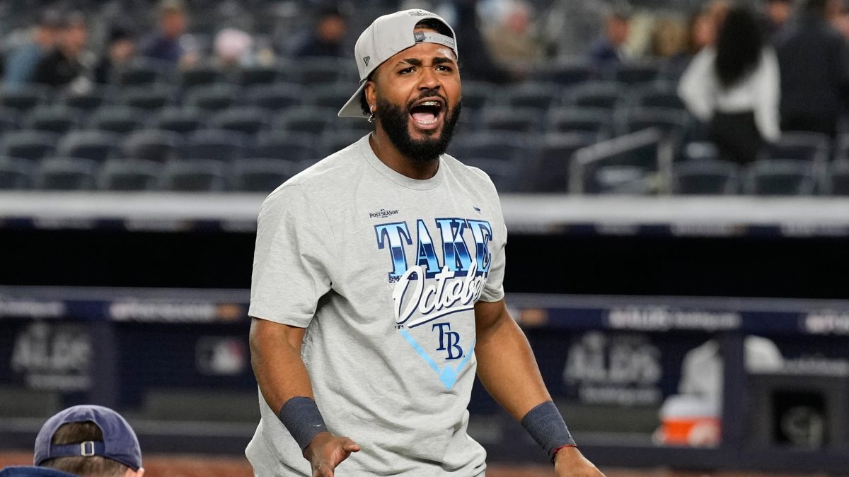 Jugadores de los Rays de Tampa Bay celebrando en el clubhouse del Yankee Stadium tras barrer a los Yankees en la serie divisional