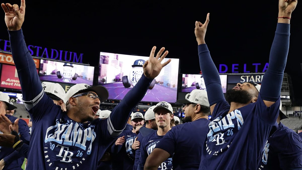 Jugadores de los Tampa Bay Rays celebrando el título del AL Este 2026 en Yankee Stadium con camisetas de campeones