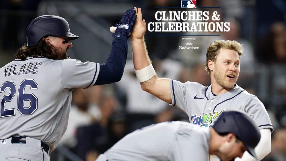 Jugadores de los Tampa Bay Rays celebrando el título del Este de la Liga Americana en el clubhouse del Yankee Stadium
