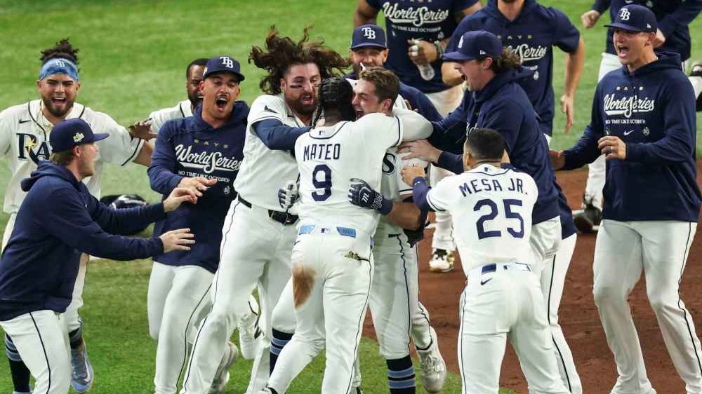 Jugadores de los Rays de Tampa Bay celebrando la victoria en extra innings sobre los Cerveceros de Milwaukee en el Tropicana Field