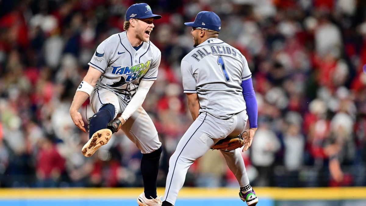 Drew Rasmussen lanza en el Juego 5 de la ALCS 2026 entre los Rays y los Guardians en Cleveland