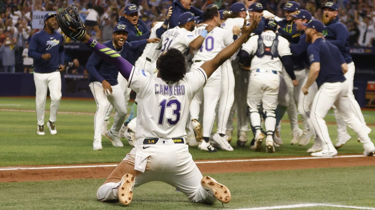 Jugadores de los Tampa Bay Rays celebrando en el terreno de Tropicana Field tras ganar la ALCS ante los Guardians