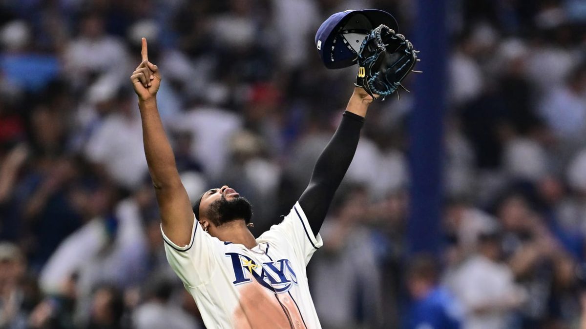 Junior Caminero y jugadores de los Tampa Bay Rays celebran victoria 5-2 sobre los Yankees en Tropicana Field durante el Juego 2 de la ALDS