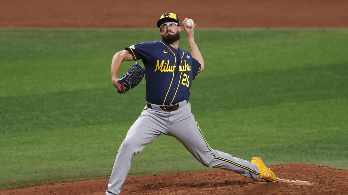 Aaron Ashby lanzando en el Juego 4 de la Serie Mundial en Tropicana Field ante Tampa Bay