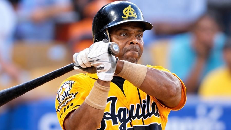 Luis Polonia con el uniforme de las Águilas Cibaeñas, leyenda del béisbol dominicano y récord de longevidad en LIDOM