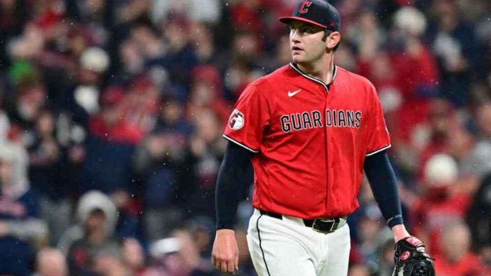 Gavin Williams lanzando en partido de eliminación de la postemporada MLB con los Cleveland Guardians