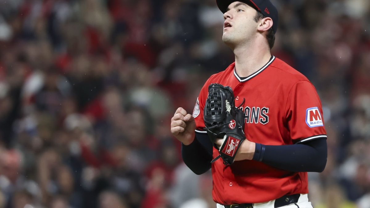 Gavin Williams lanzando en el Juego 5 de la ALDS ante los White Sox en el Progressive Field