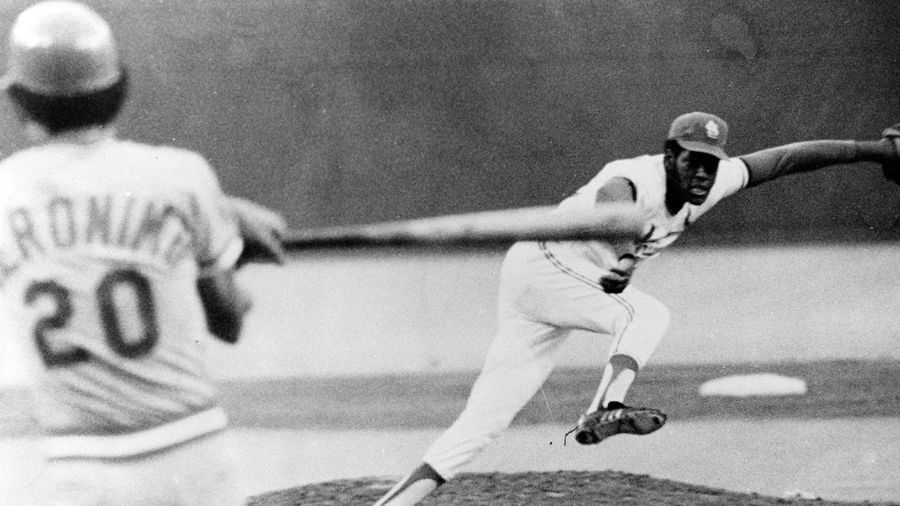 Bob Gibson lanzando por los Cardenales de San Luis en la Serie Mundial de 1968