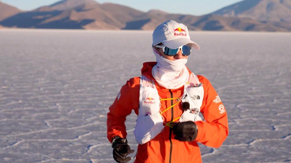 Fernanda Maciel corriendo en el salar de Uyuni durante su récord mundial de 172.8 km en menos de 20 horas