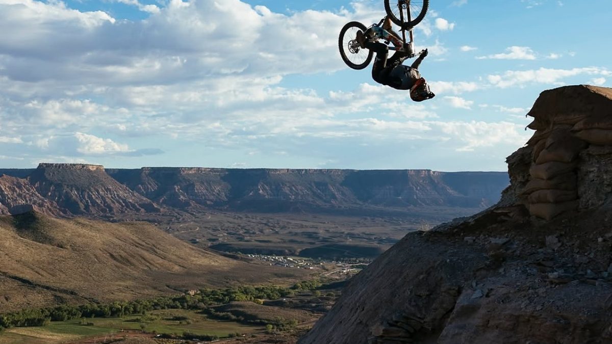 Rider de mountain bike en las montañas de Virgin, Utah, durante la final del Red Bull Rampage 2026