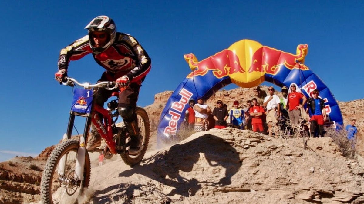 Rider de freeride descendiendo por las montañas de Virgin, Utah, en el Red Bull Rampage 2026