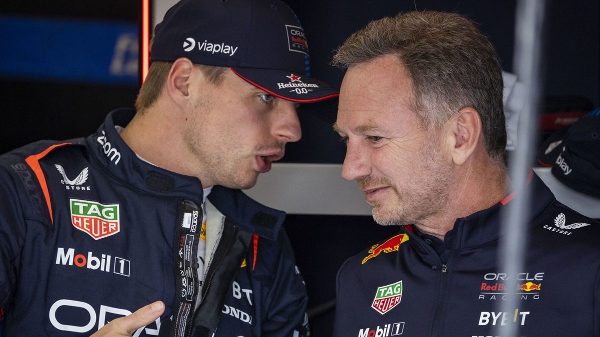 Max Verstappen con el casco puesto a bordo del Red Bull en el paddock de Fórmula 1