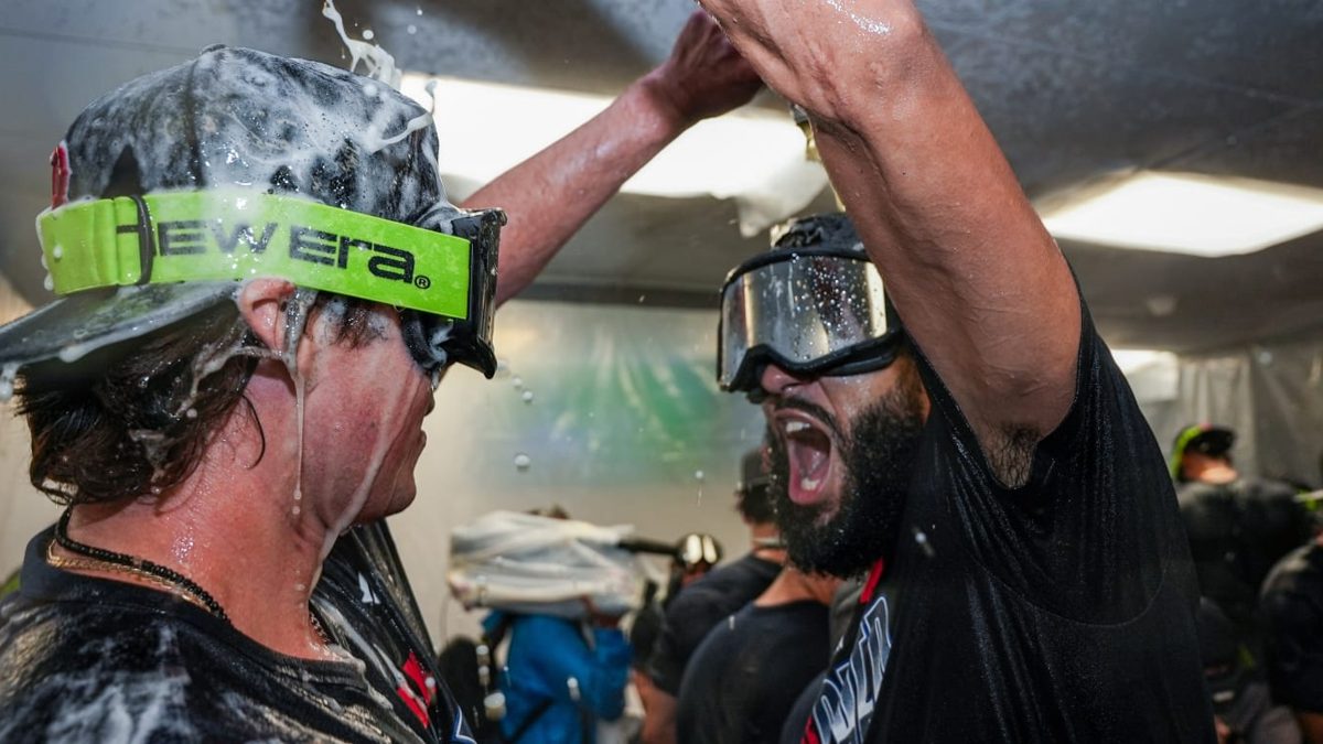 Jugadores de los Boston Red Sox celebrando su clasificación a los playoffs de la MLB 2026 como Wild Card