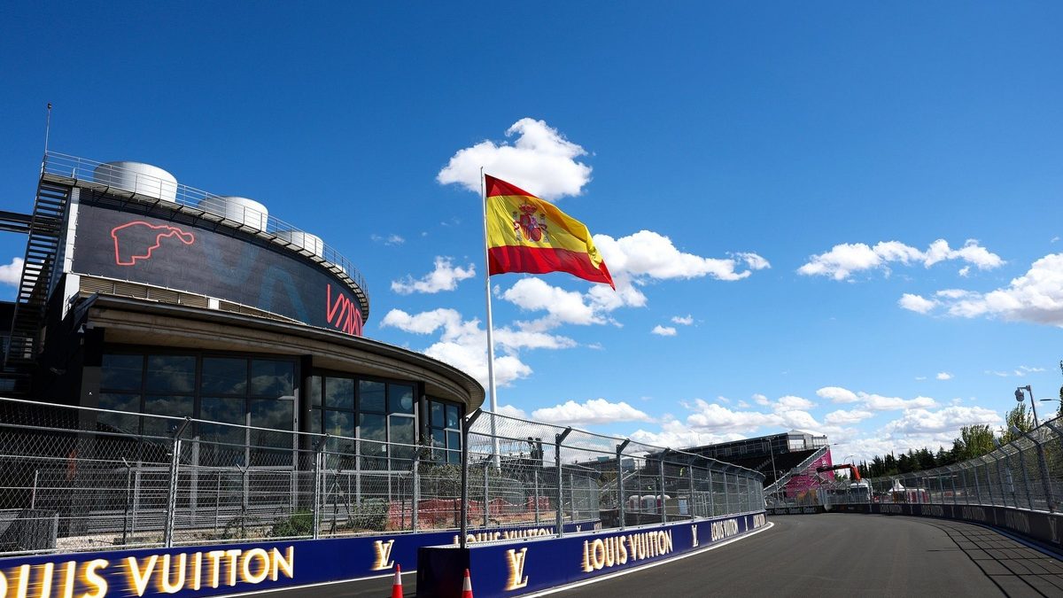 David Coulthard en el paddock de la Fórmula 1 mientras habla sobre el trazado del circuito de Madring