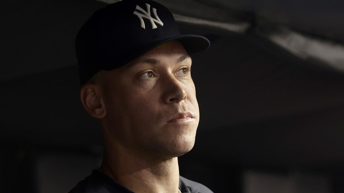 Aaron Judge con el uniforme de los Yankees durante el precalentamiento en el campo de béisbol
