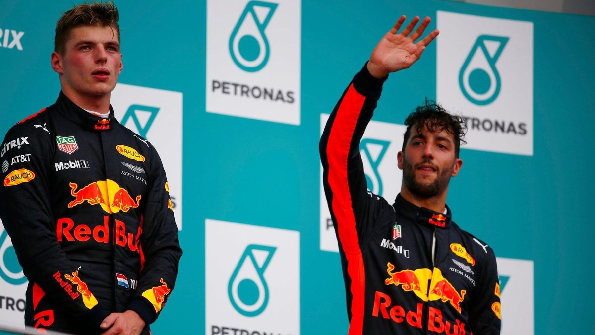 Daniel Ricciardo y Max Verstappen juntos en el paddock de Red Bull Racing durante su etapa como compañeros de equipo