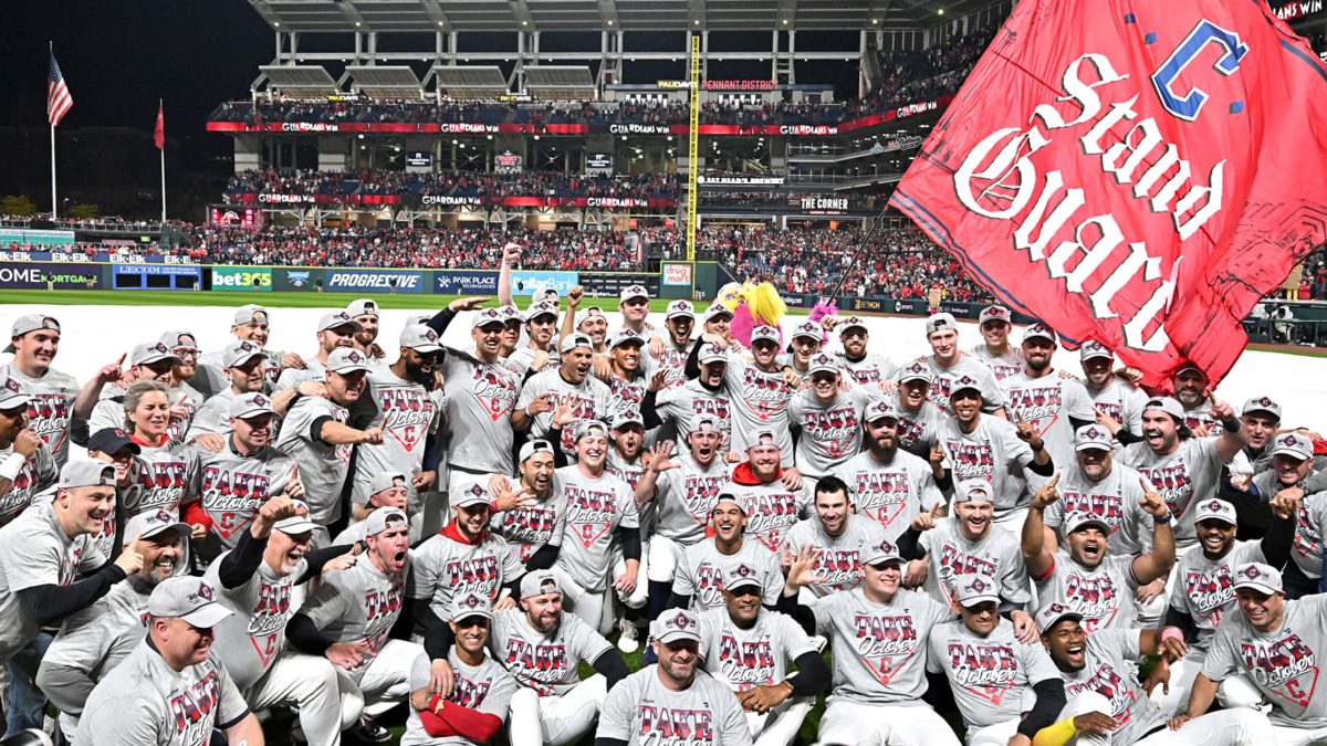 José Ramírez celebra con el casco ceremonial de los Guardians tras ganar la Serie Divisional ante los White Sox en el Progressive Field
