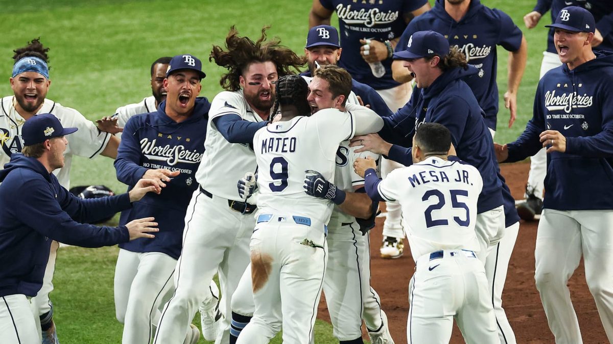 Ben Williamson celebra con sus compañeros de los Tampa Bay Rays tras anotar la carrera ganadora en el Juego 4 de la Serie Mundial en Tropicana Field
