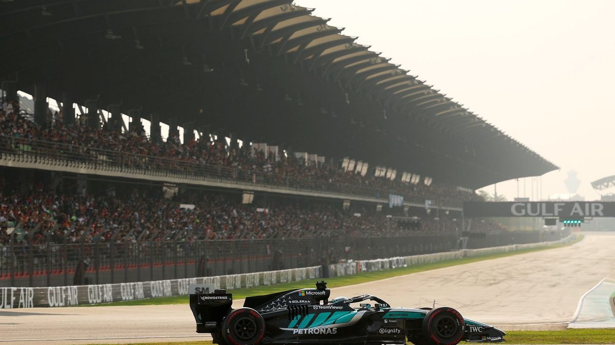 George Russell y Kimi Antonelli en el pit lane de Sepang durante la clasificación del GP de Malasia 2026