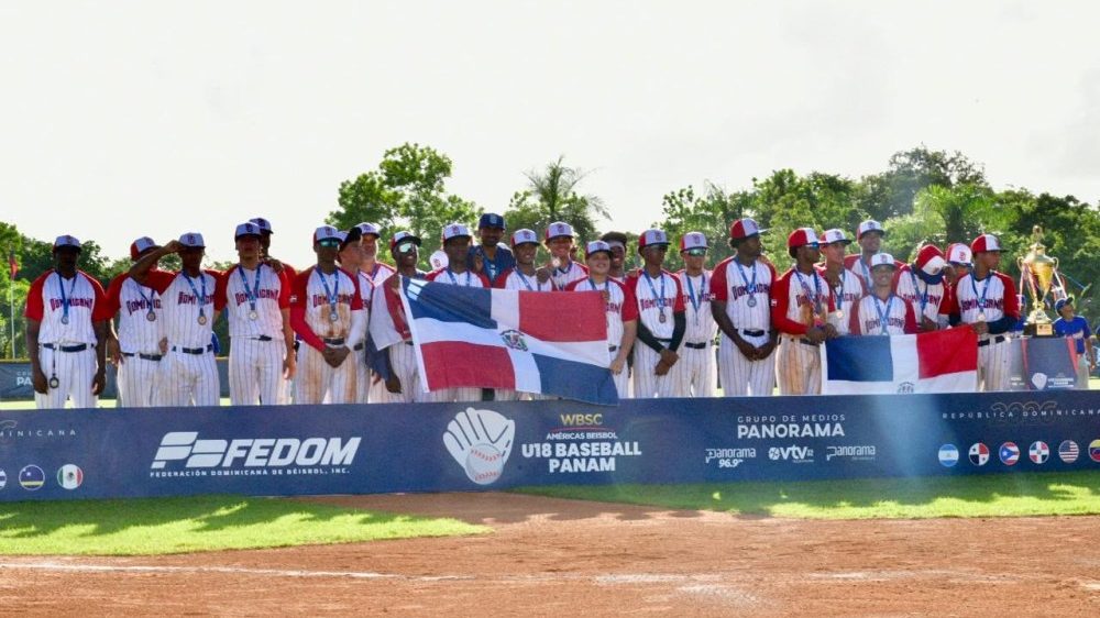 Jugadores de la selección dominicana Sub-18 celebrando la clasificación al Mundial de béisbol 2027 tras vencer a Puerto Rico