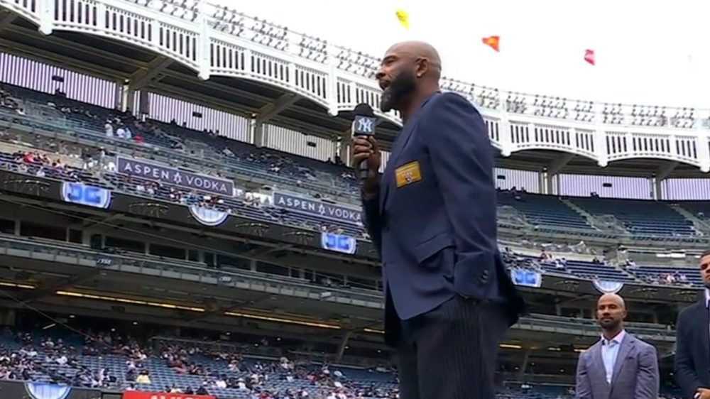 CC Sabathia junto a su esposa y madre en el Yankee Stadium durante la ceremonia de retiro del número 52