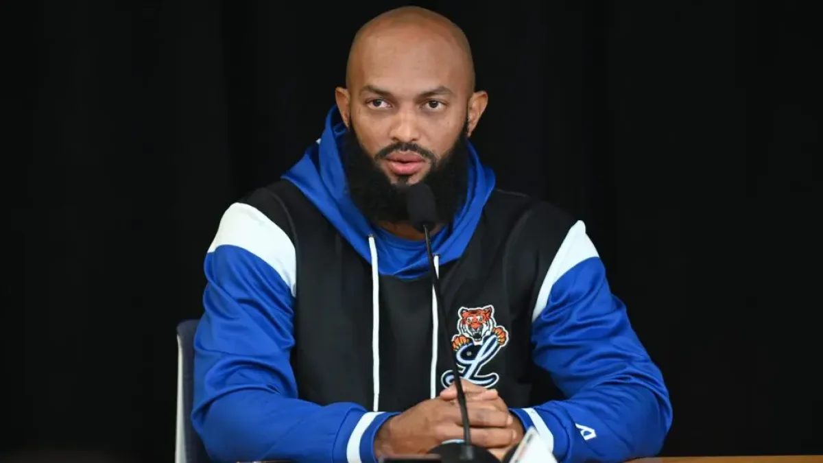 Emilio Bonifacio, capitán de los Tigres del Licey, en el terreno de béisbol durante un juego de LIDOM
