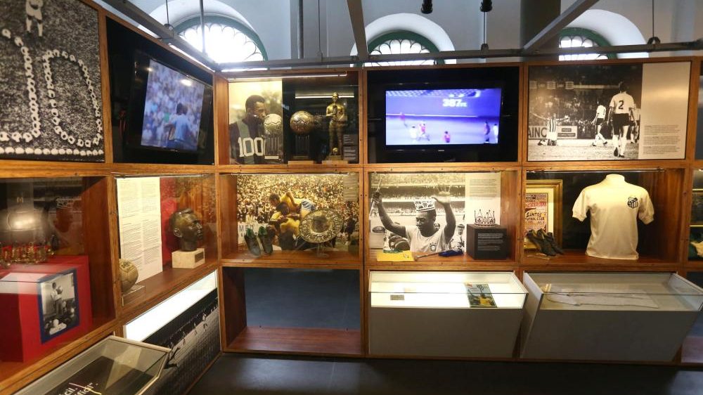 Retrato de Pelé con cristales Swarovski expuesto en el Museo Pelé de Santos, Brasil