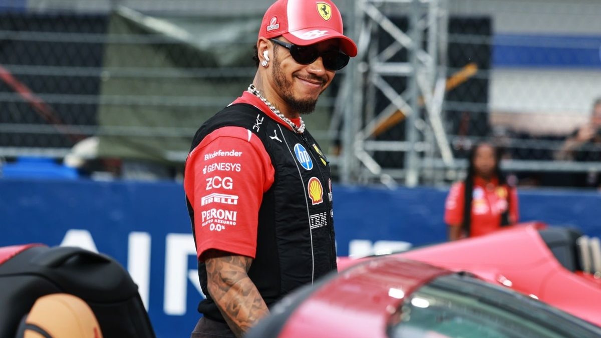 Lewis Hamilton con el traje de Ferrari en el paddock de Fórmula 1