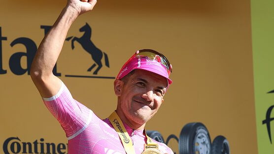 Richard Carapaz celebrando una victoria de etapa en el Tour de Francia 2026 con el maillot de la montaña