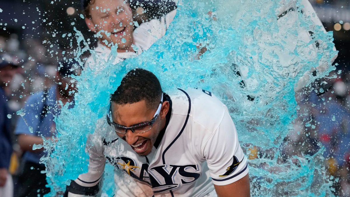 Richie Palacios celebra con sus compañeros del Tampa Bay Rays tras el hit de walk-off ante el Boston Red Sox en Tropicana Field