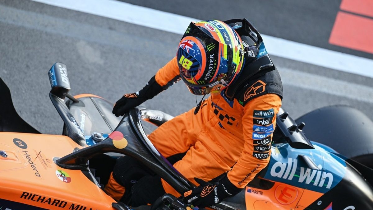 Oscar Piastri en su McLaren durante la clasificación del Gran Premio de Azerbaiyán 2026 en el circuito de Bakú