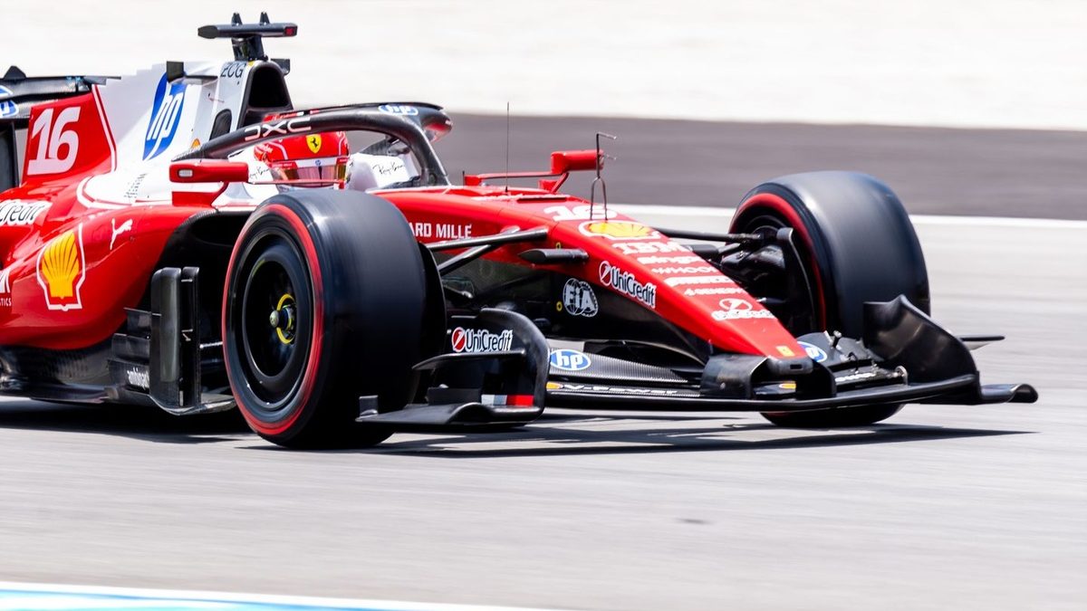 Charles Leclerc al volante del Ferrari SF-26 en el circuito de Sepang durante los entrenamientos libres del GP de Bahréin