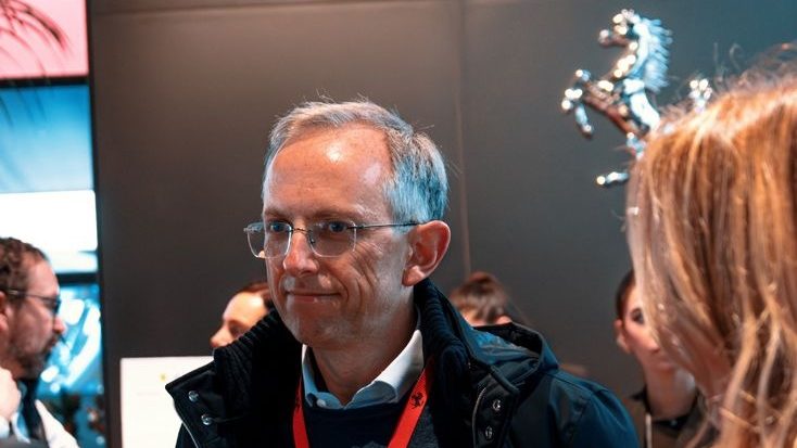 Frederic Vasseur en el paddock de Fórmula 1 junto a personal de la Scuderia Ferrari