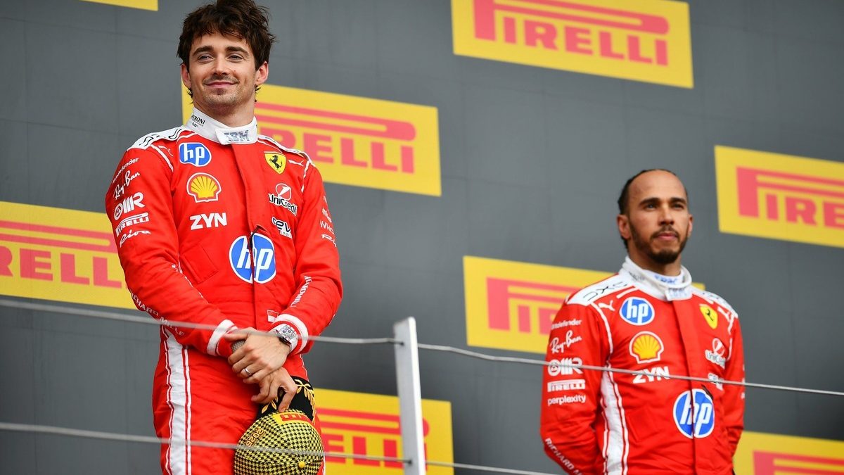 Lewis Hamilton y Charles Leclerc con el uniforme de Ferrari en el paddock de Fórmula 1 temporada 2026