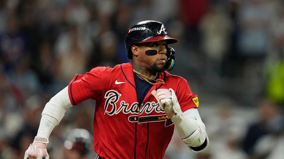 Ronald Acuña Jr. con uniforme de los Bravos de Atlanta durante la postemporada de la MLB 2026