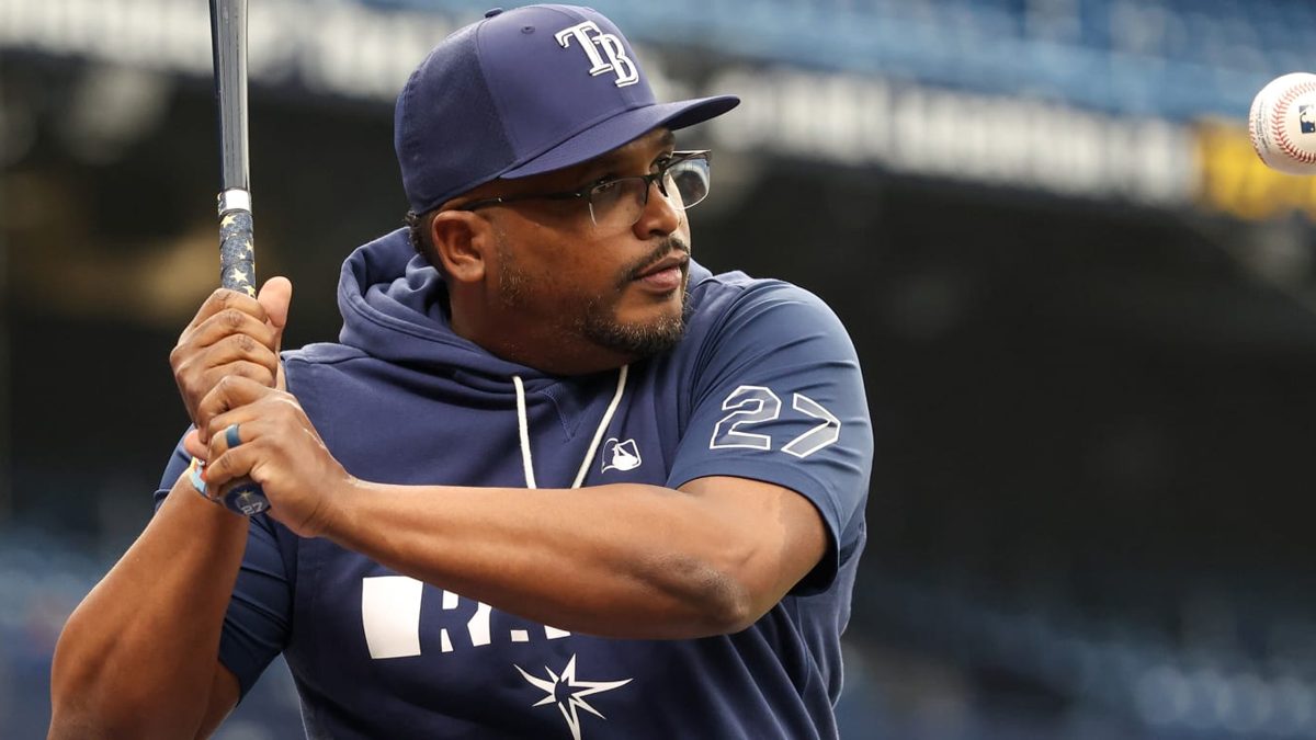 Rodney Linares, coach de la banca de los Tampa Bay Rays, en el dugout durante la Serie de Campeonato de la Liga Americana 2026